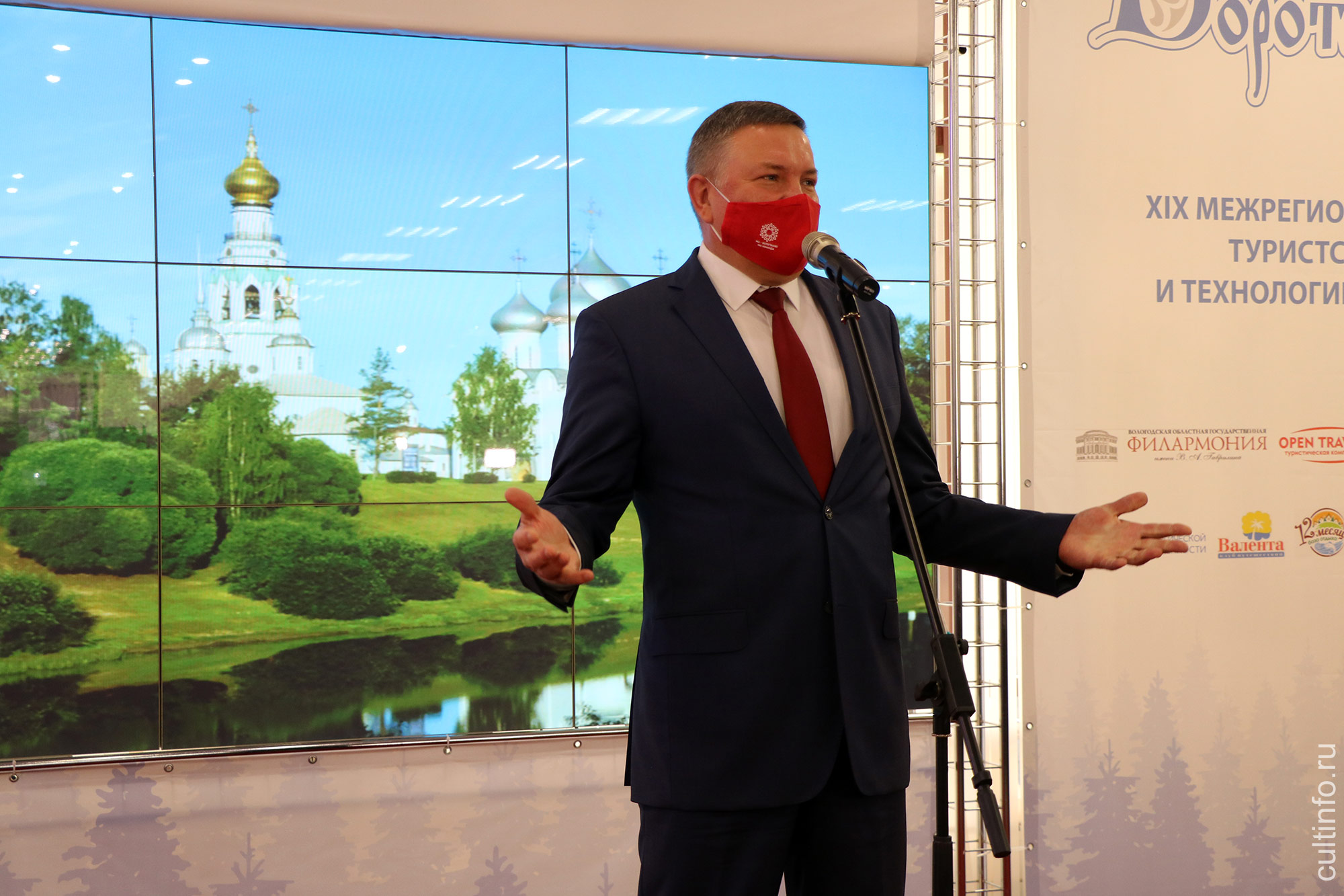 Губернатор Вологодской области Олег Кувшинников на открытии выставки «Ворота Севера» Губернатор Вологодской области Олег Кувшинников на открытии выставки «Ворота Севера»